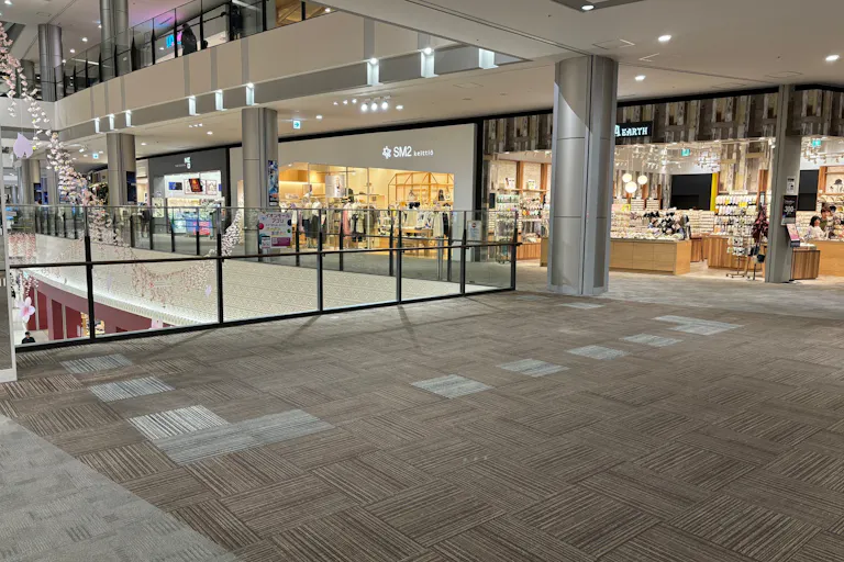 2階中央エスカレーター前