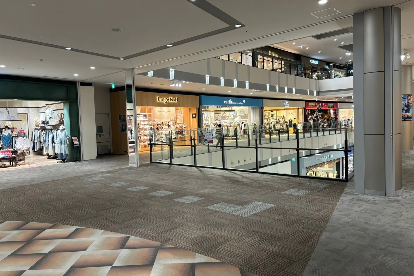 【イオンモール四條畷】2階中央エスカレーター前