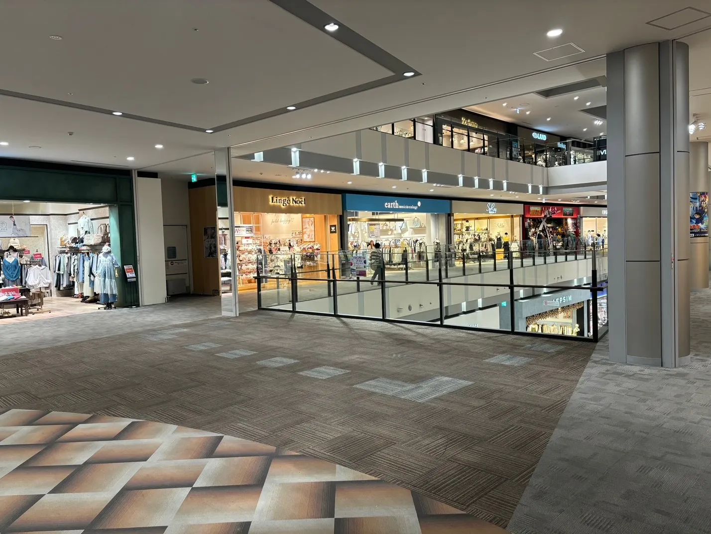 【イオンモール四條畷】２階中央エスカレーター前