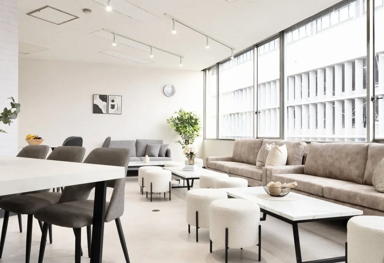 【なんば駅0分】イベントや撮影に最適な自然光が差し込む白基調のイベントスペースの画像