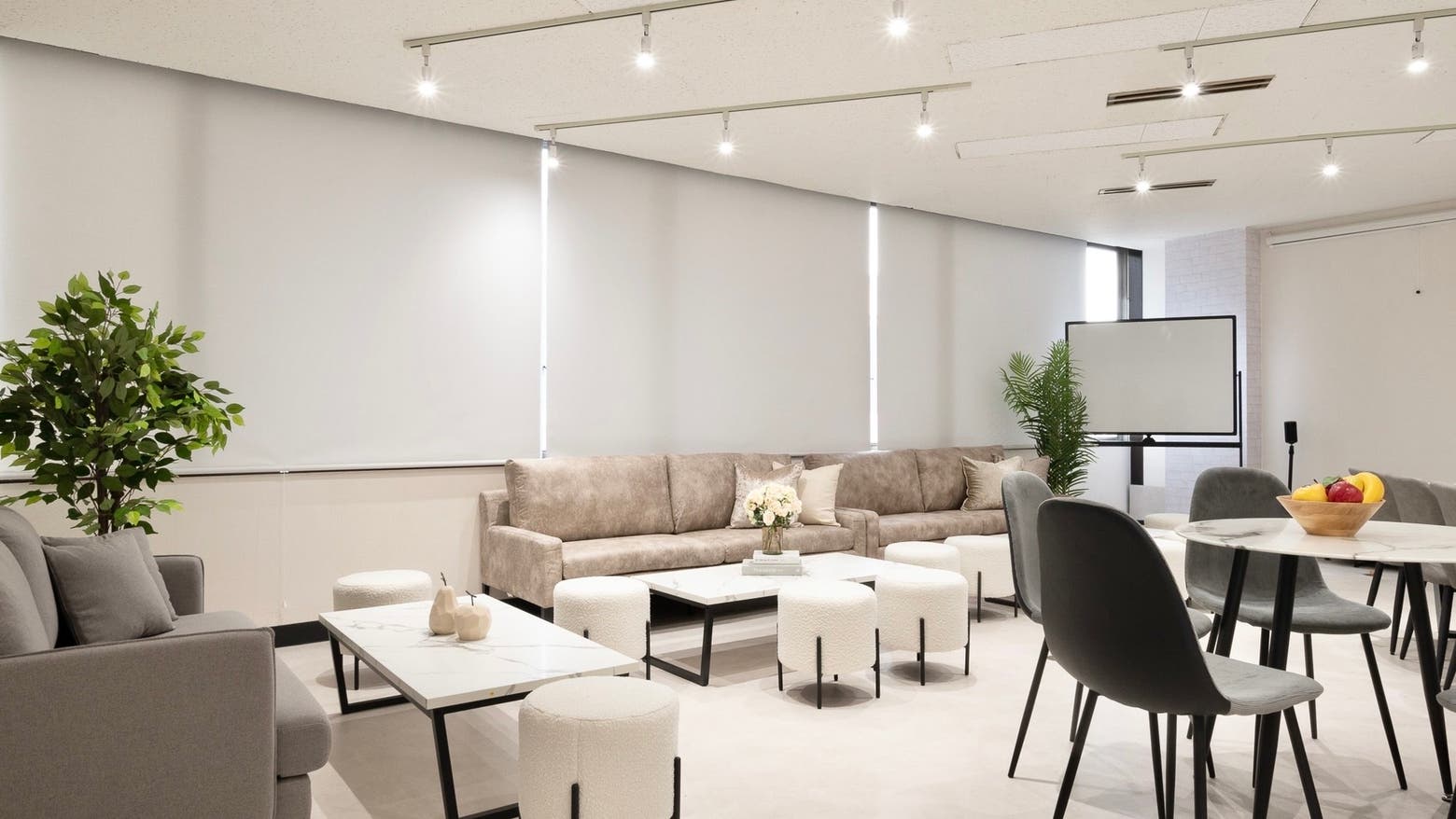 【なんば駅0分】イベントや撮影に最適な自然光が差し込む白基調のイベントスペース