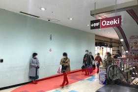 【大森駅前ビル】個包装の食物販やアパレルの販売に最適な大型スーパー入居の駅チカ商業施設の正面入口に置するイベントスペース(16㎡)