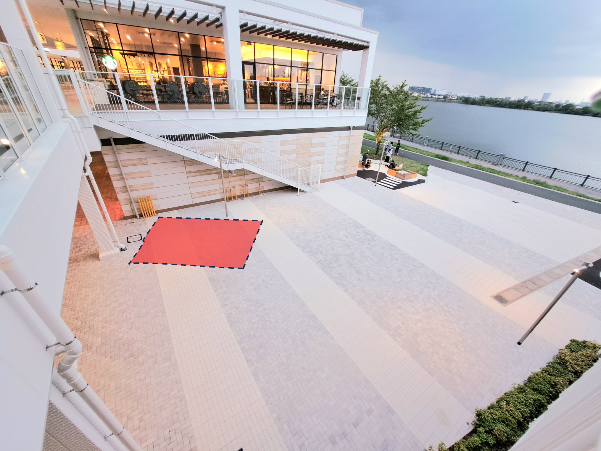 【イオンレイクタウンアウトレット】空の広場(水辺側スペース/コーチ側)