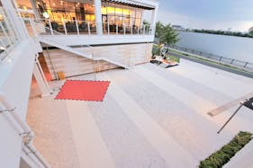 【イオンレイクタウンアウトレット】空の広場(水辺側スペース/コーチ側)