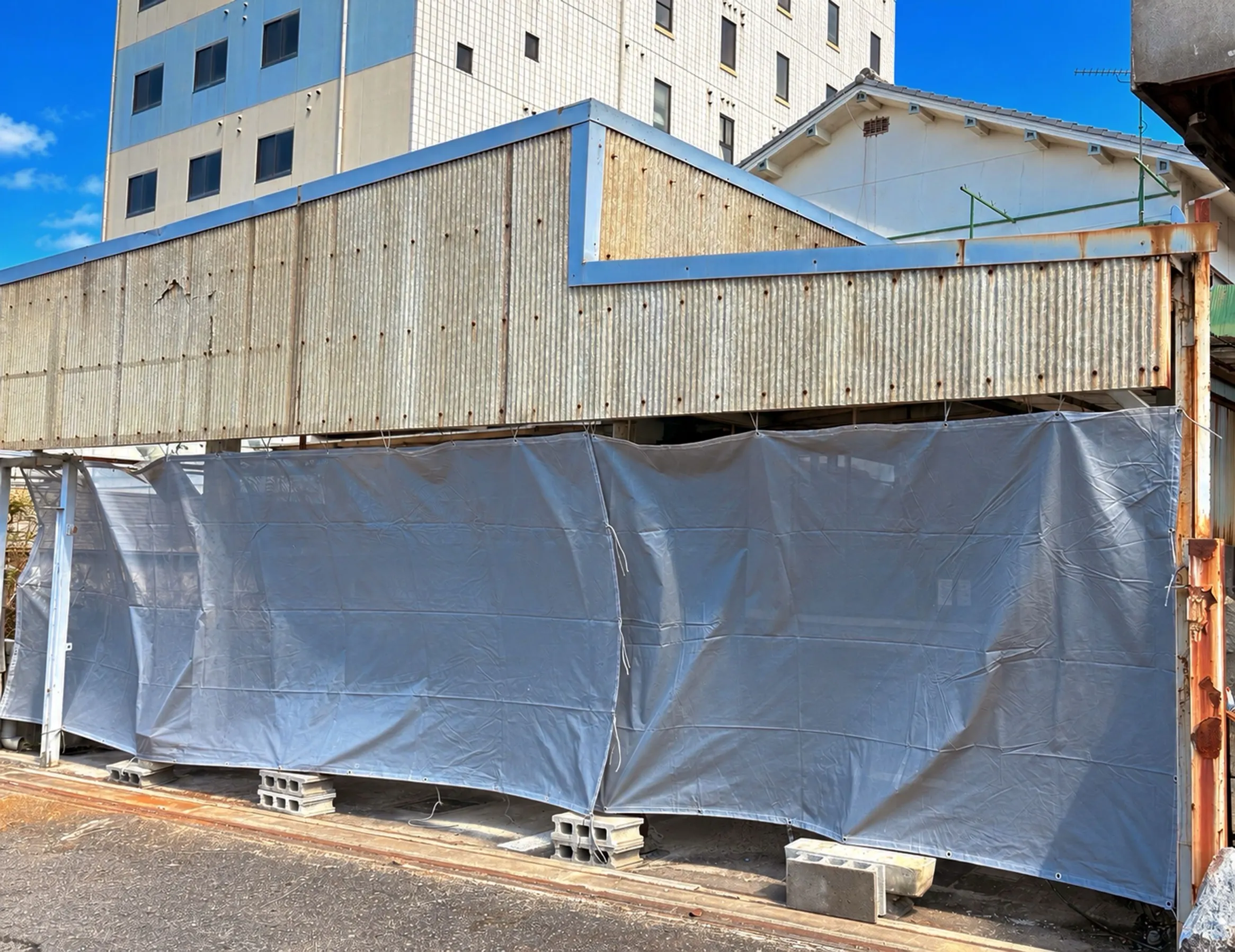 【八木西口駅6分|奈良医大前】車両搬入OKの屋根付き屋外撮影スペース|倉庫利用可