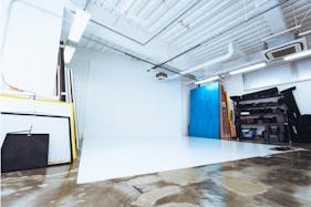 【原宿駅7分】ポートレートや物撮り等の各種撮影用途に最適な渋谷原宿からのアクセス良好なスチール、ムービー撮影可能なレンタルスタジオ