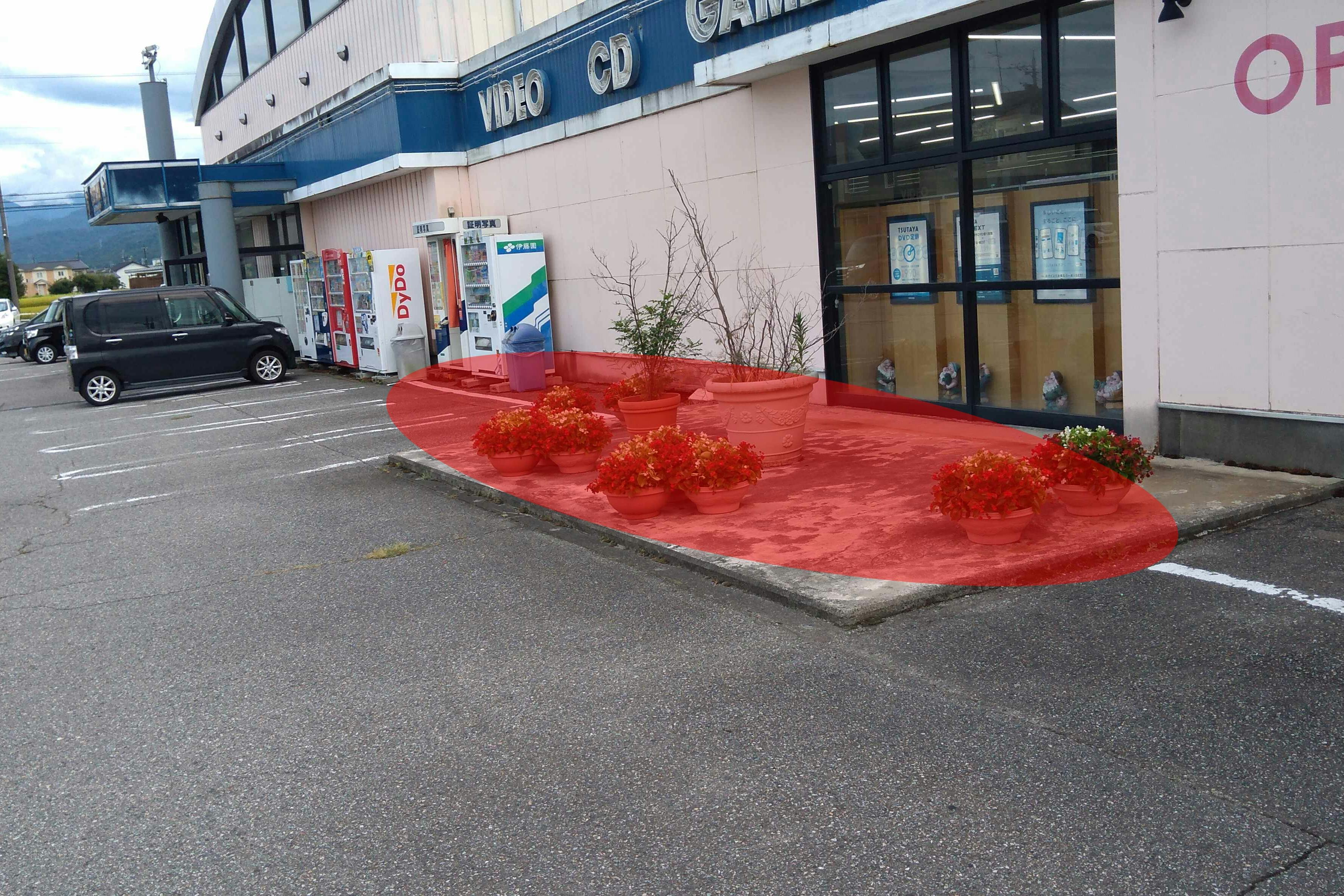 【TSUTAYA明文堂黒部店】キッチンカーや物販に適した入口横のスペース