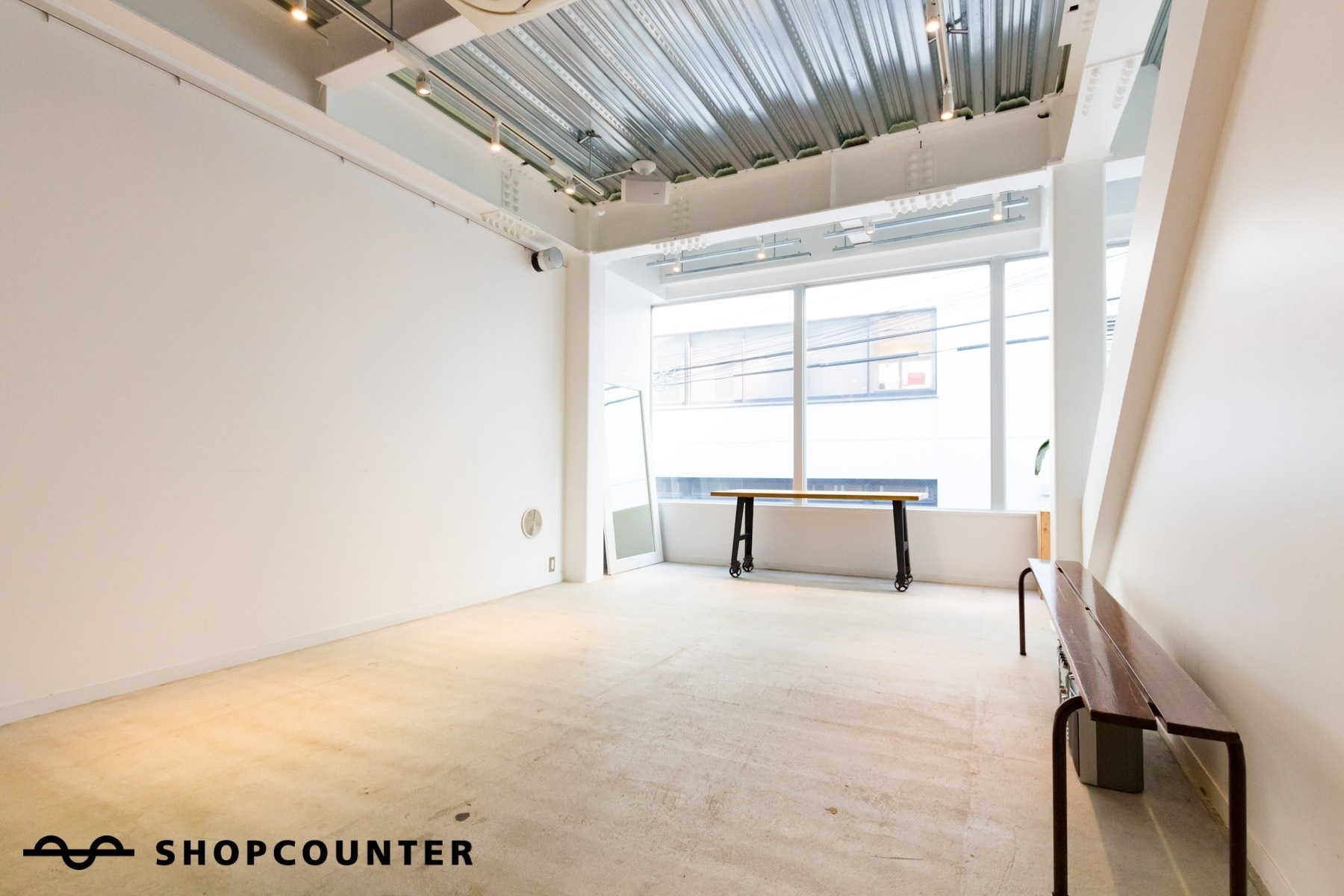 展示台やハンガーラックなどのご準備がございます。