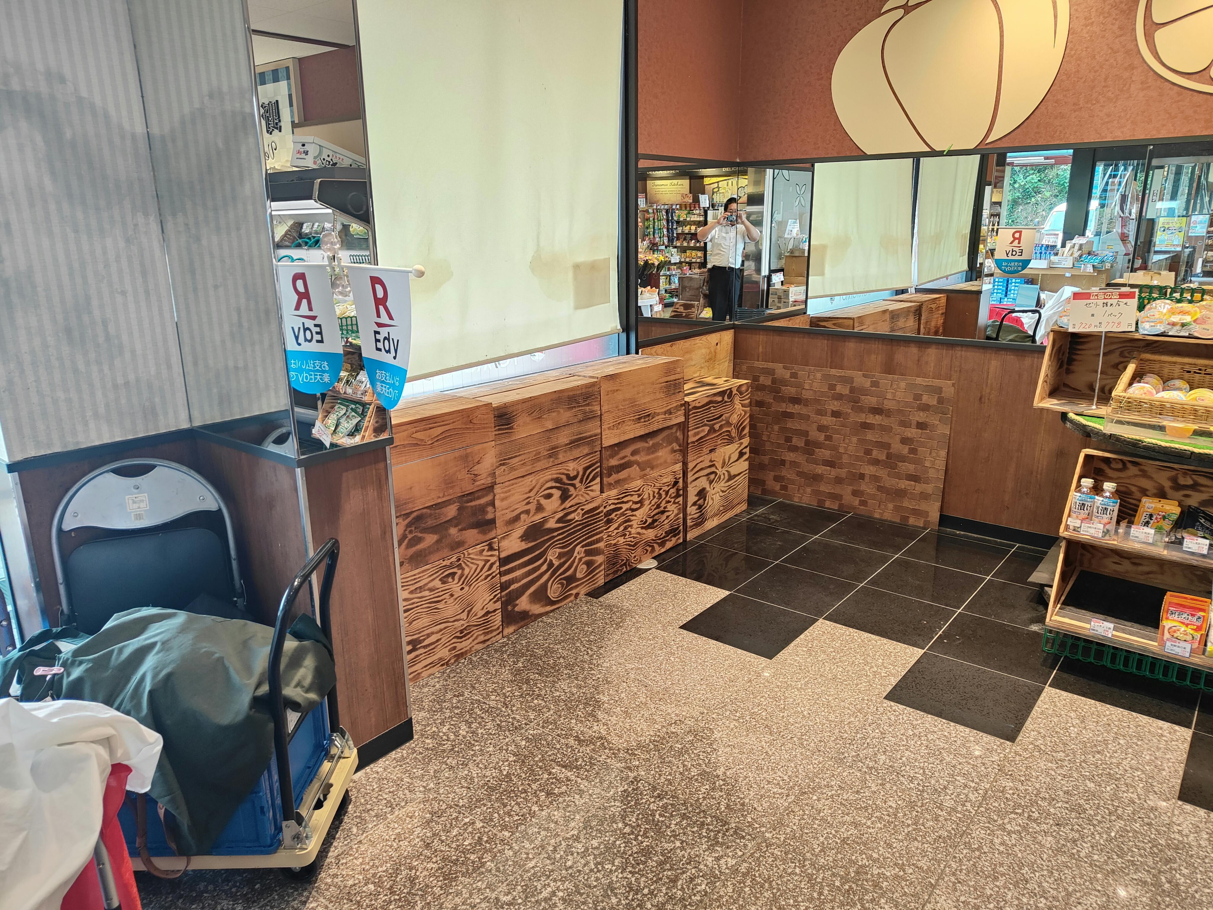 【スーパーよしだ脇本店】販促プロモーション等のイベントに適した屋内スペースの画像