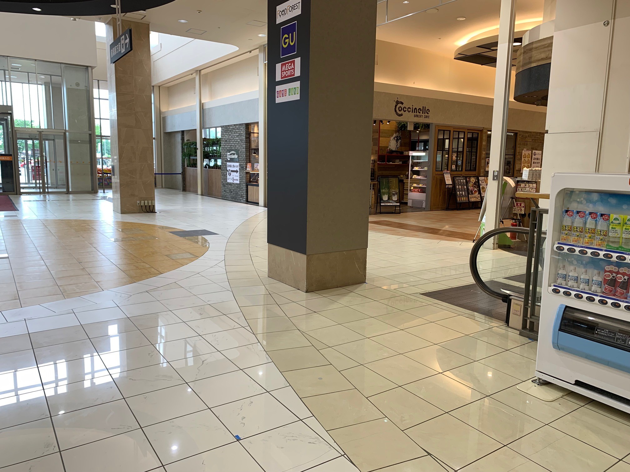 【イオンモール盛岡】1F 中央入口柱②