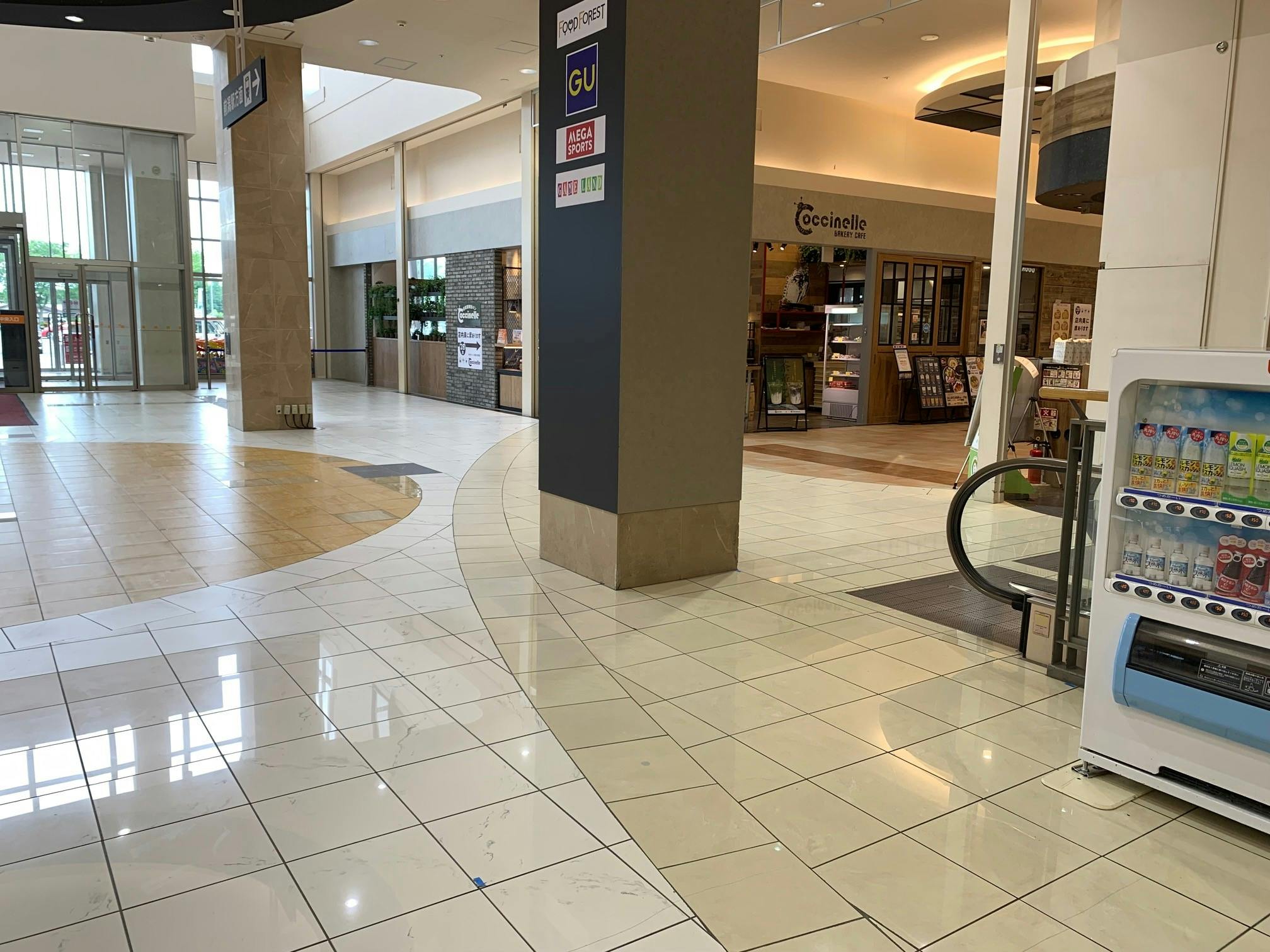 【イオンモール盛岡】1F 中央入口柱②