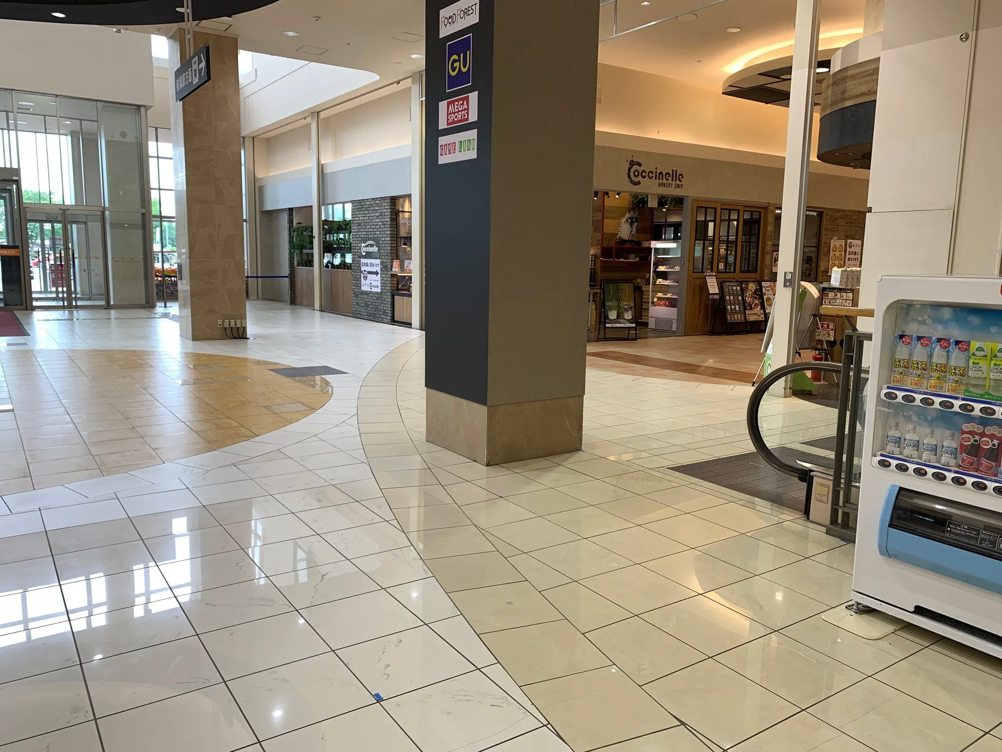 【イオンモール盛岡】1F 中央入口柱②