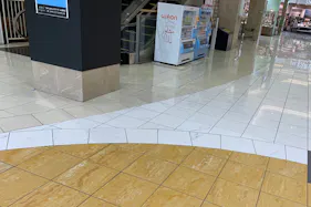 【イオンモール盛岡】1F 中央入口柱②