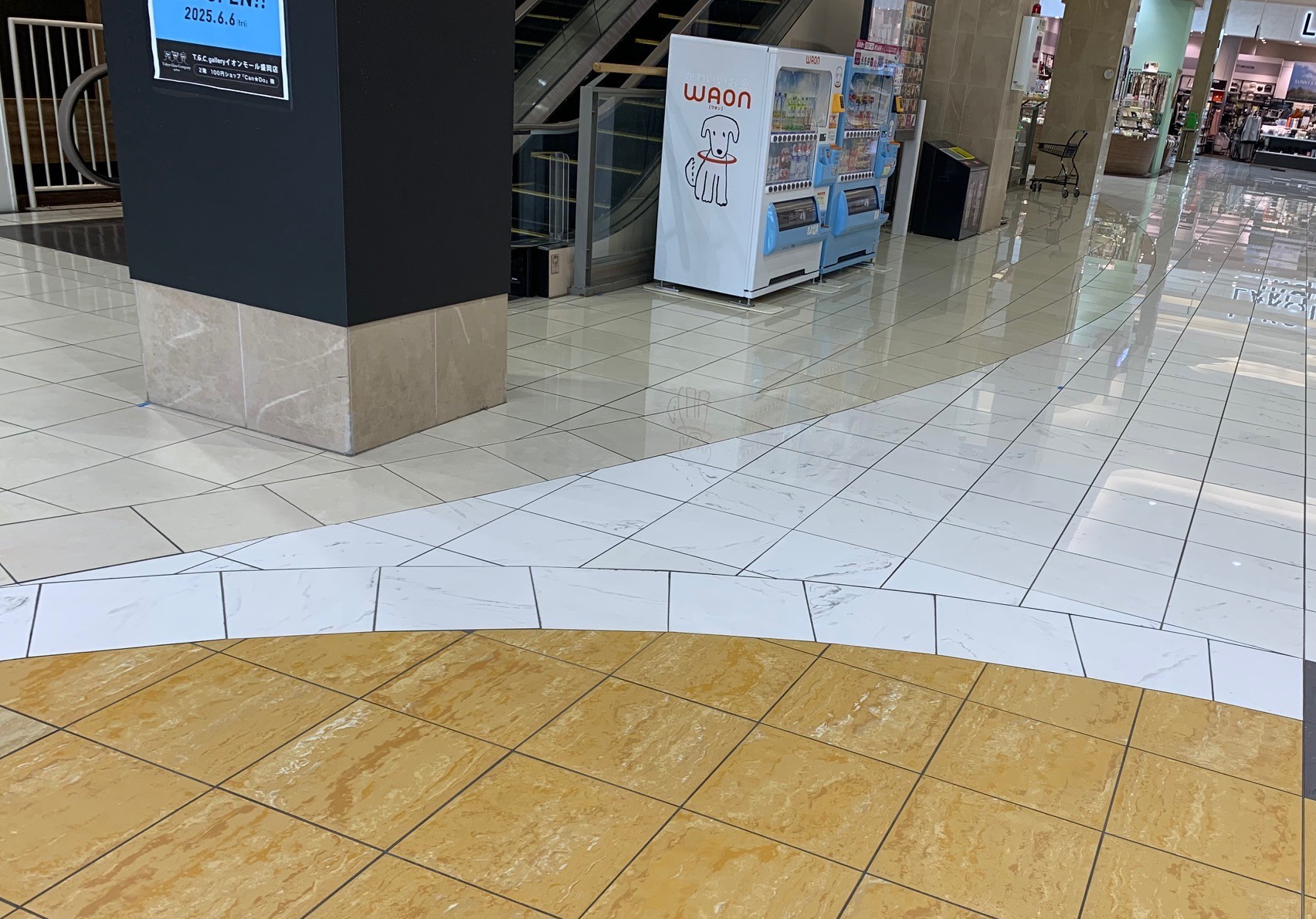 【イオンモール盛岡】1F 中央エスカレータ横