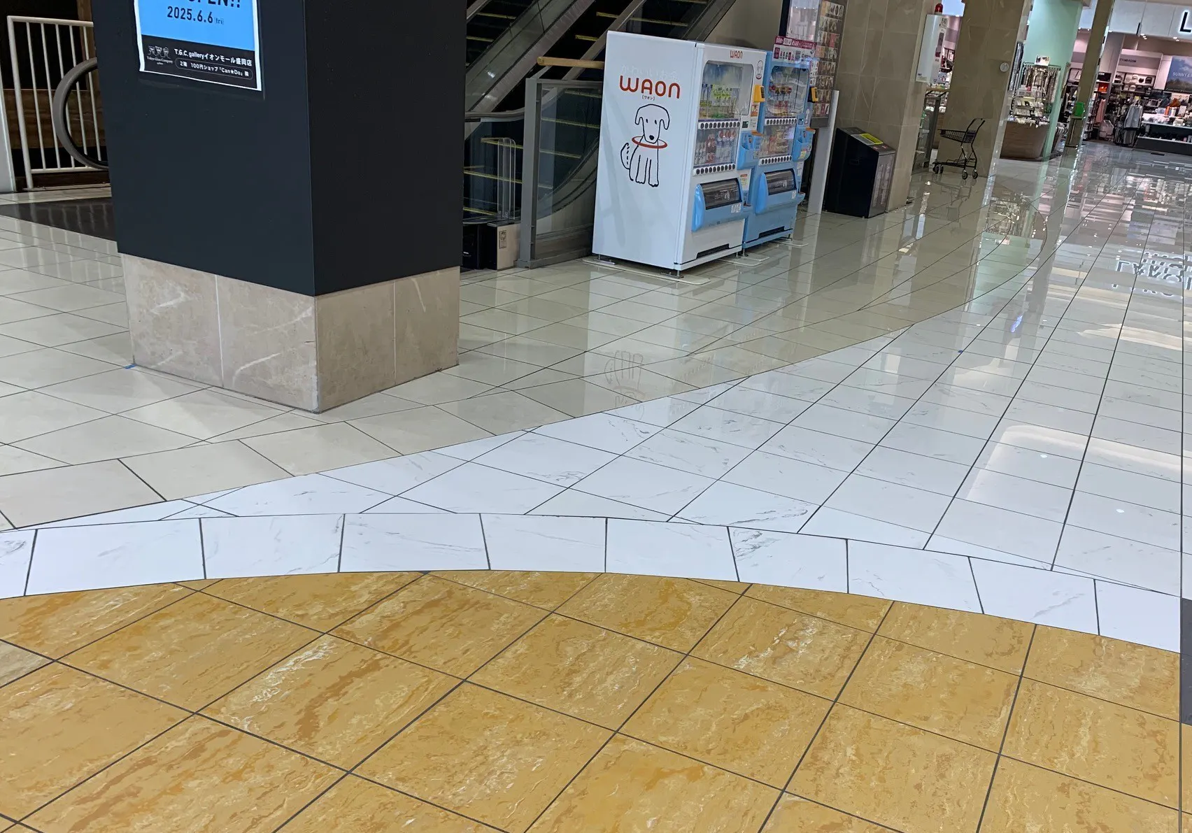 【イオンモール盛岡】1F 中央エスカレータ横