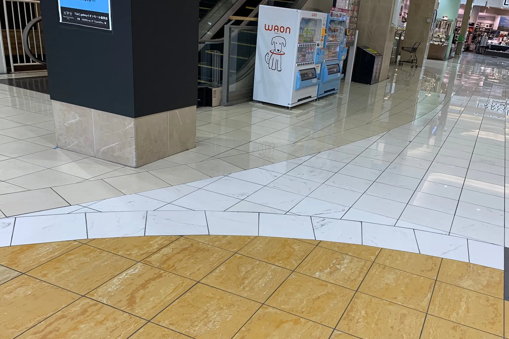 【イオンモール盛岡】1F 中央エスカレータ横