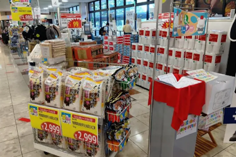 【西友 北綾瀬店】店内入口付近 ポップアップストア(物販、食物販)やプロモーション用途に最適なスーパー店内催事イベントスペースの画像1