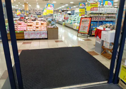 【西友 北綾瀬店】店内入口付近 ポップアップストア(物販、食物販)やプロモーション用途に最適なスーパー店内催事イベントスペース