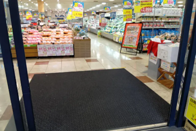【西友 北綾瀬店】店内入口付近 ポップアップストア(物販、食物販)やプロモーション用途に最適なスーパー店内催事イベントスペースの画像2