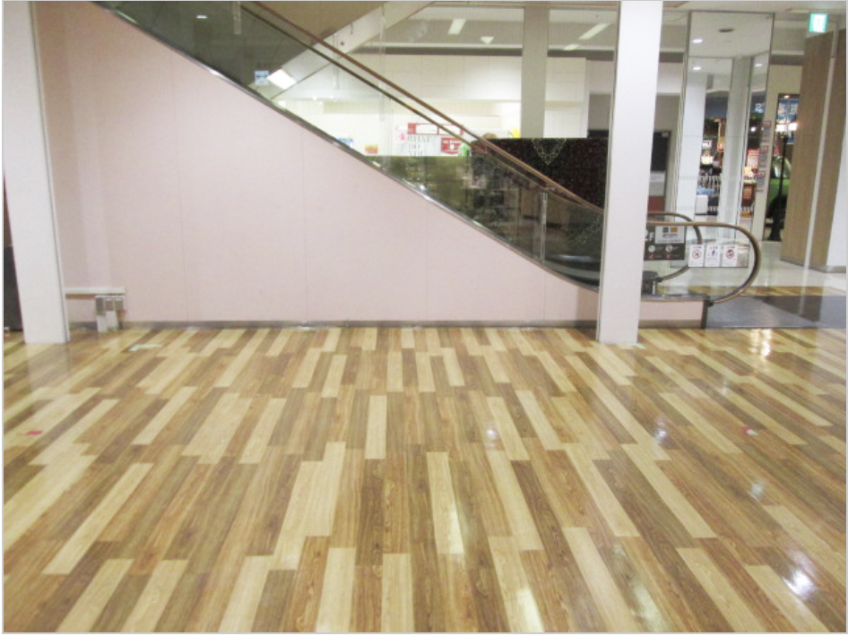 【イオンモール富津】１階中央エスカレーター横