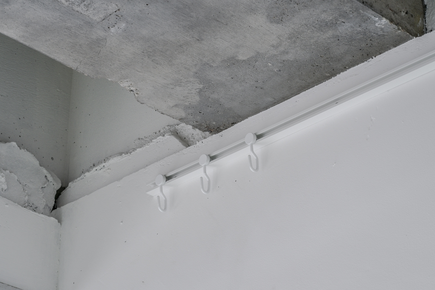 展示に利用可能なピクチャーレールを完備しています。