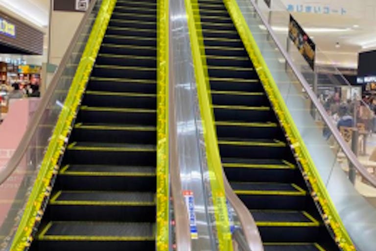 【イオンモール神戸北】モール内広告 エスカレーターレーンの画像1