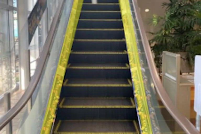 【イオンモール神戸北】モール内広告 エスカレーターレーンの画像2