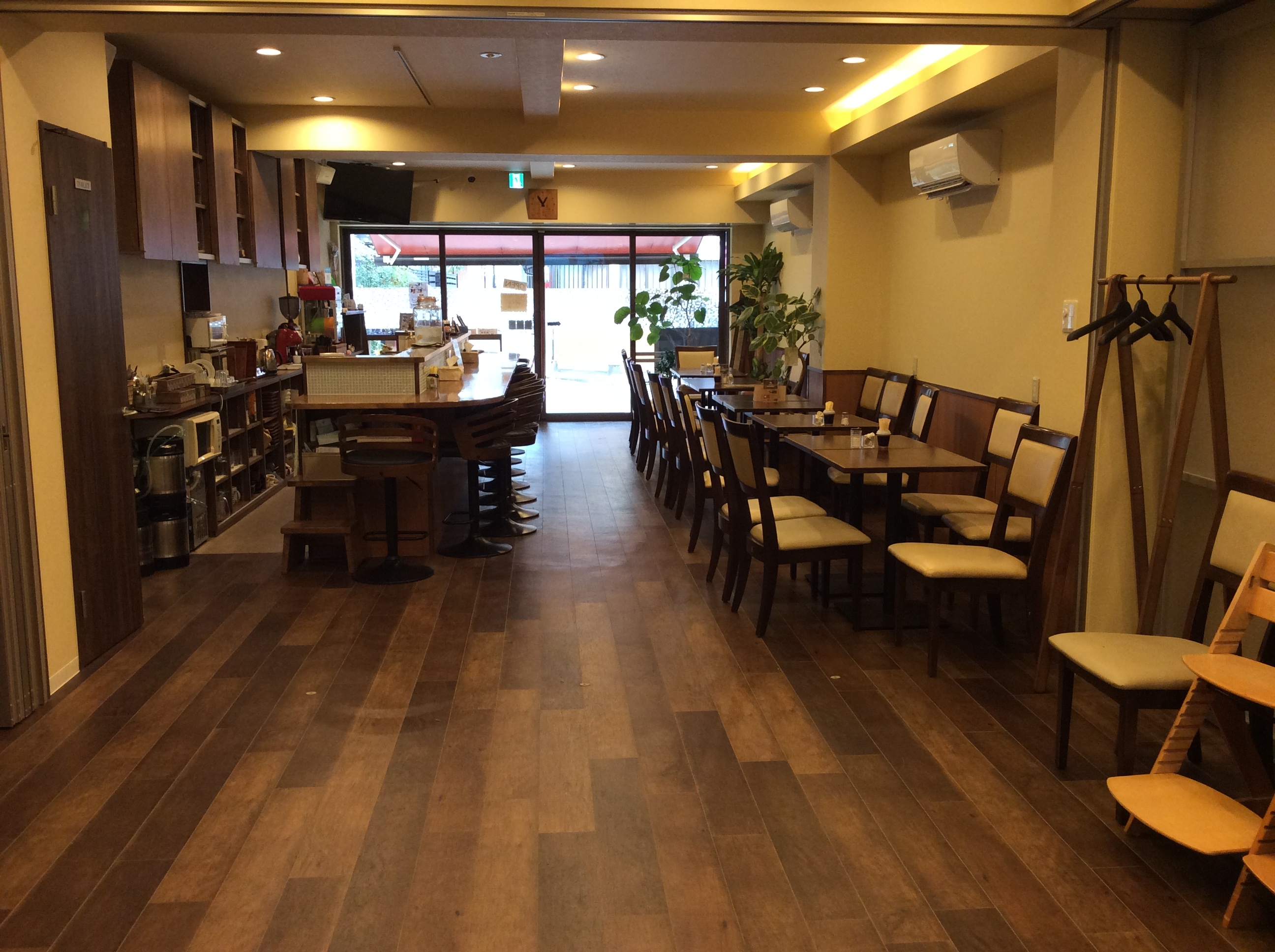 フロアはカフェスペースとフリースペースで構成されています。