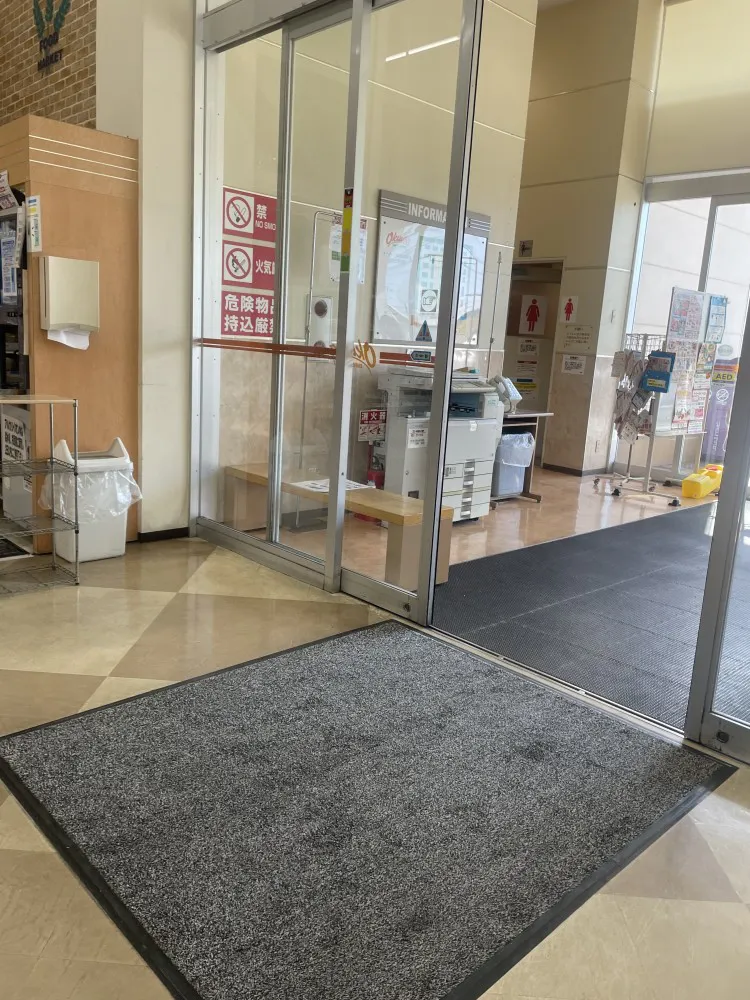 【オークワ大和郡山柳町】プロモーションに最適な製氷機側入り口横スペース