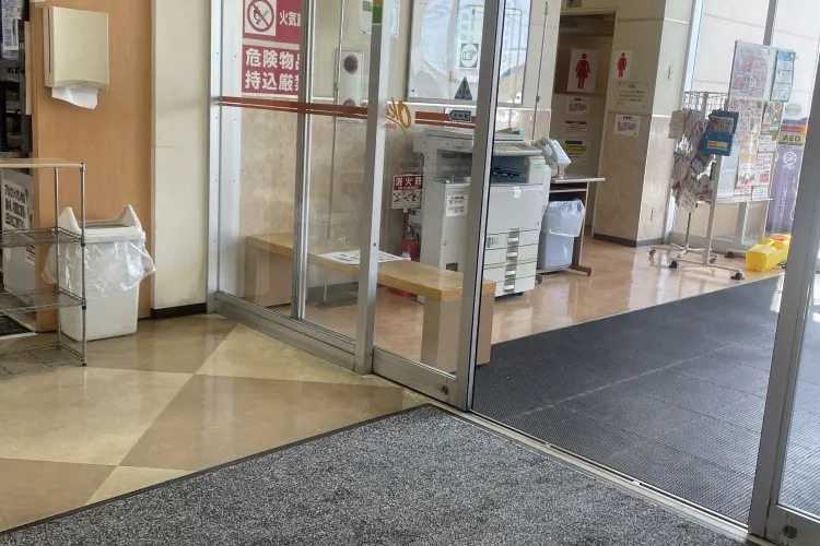 【オークワ大和郡山柳町】プロモーションに最適な製氷機側入り口横スペース