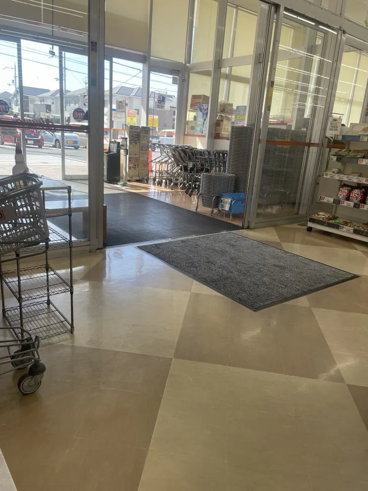 【オークワ大和郡山柳町】プロモーションに最適な製氷機側入り口横スペース