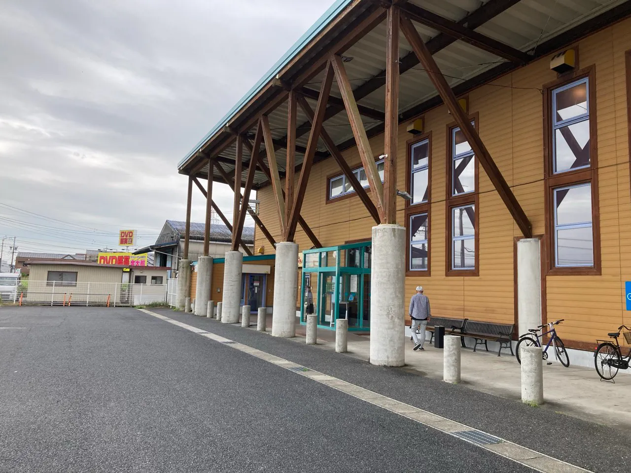 【ダイナム三重川越町店ゆったり館】キッチンカー出店に最適なアミューズメント施設のイベントスペース(出入口付近)