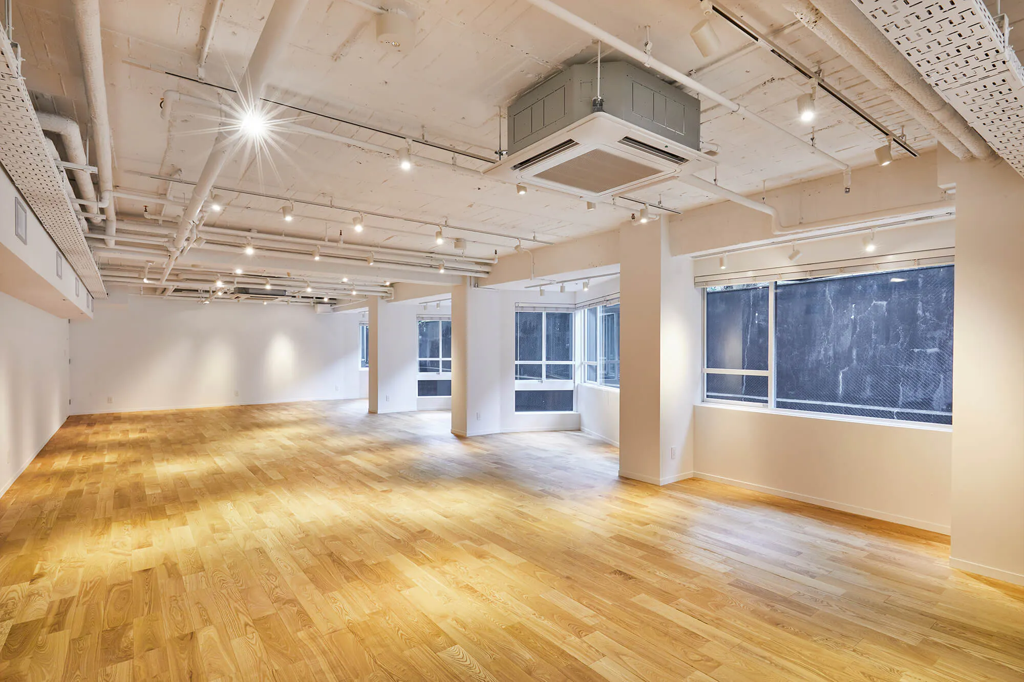 【原宿駅1分】アパレルの展示会や招待制販売会、ショールーム等に最適な駅近の多機能イベントスペース