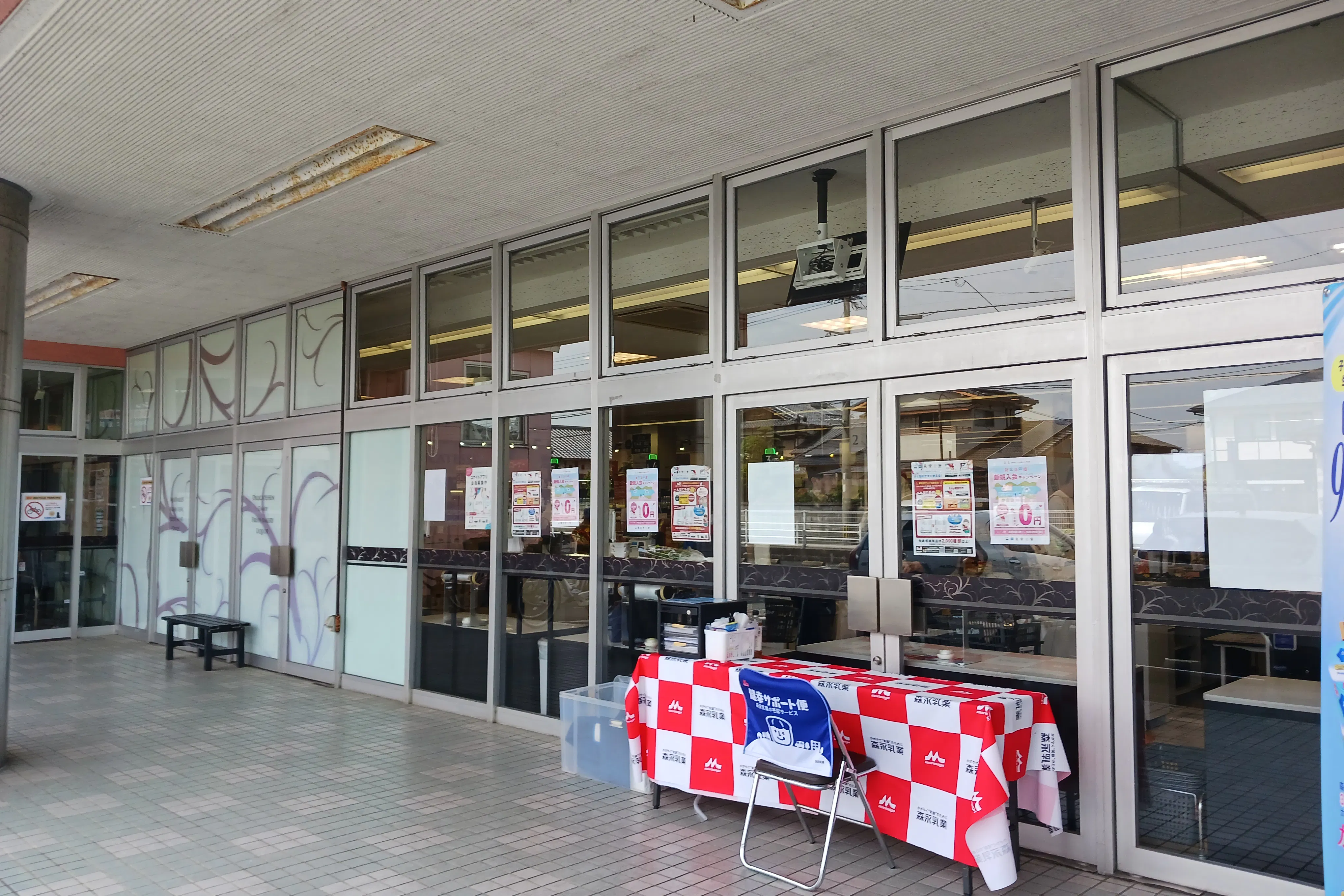 【西鉄ストア周船寺店】店内入口 販促プロモーションや物販に最適なスーパー屋外催事イベントスペース