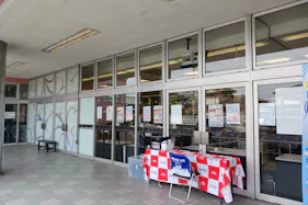 【西鉄ストア周船寺店】店内入口 販促プロモーションや物販に最適なスーパー屋外催事イベントスペース