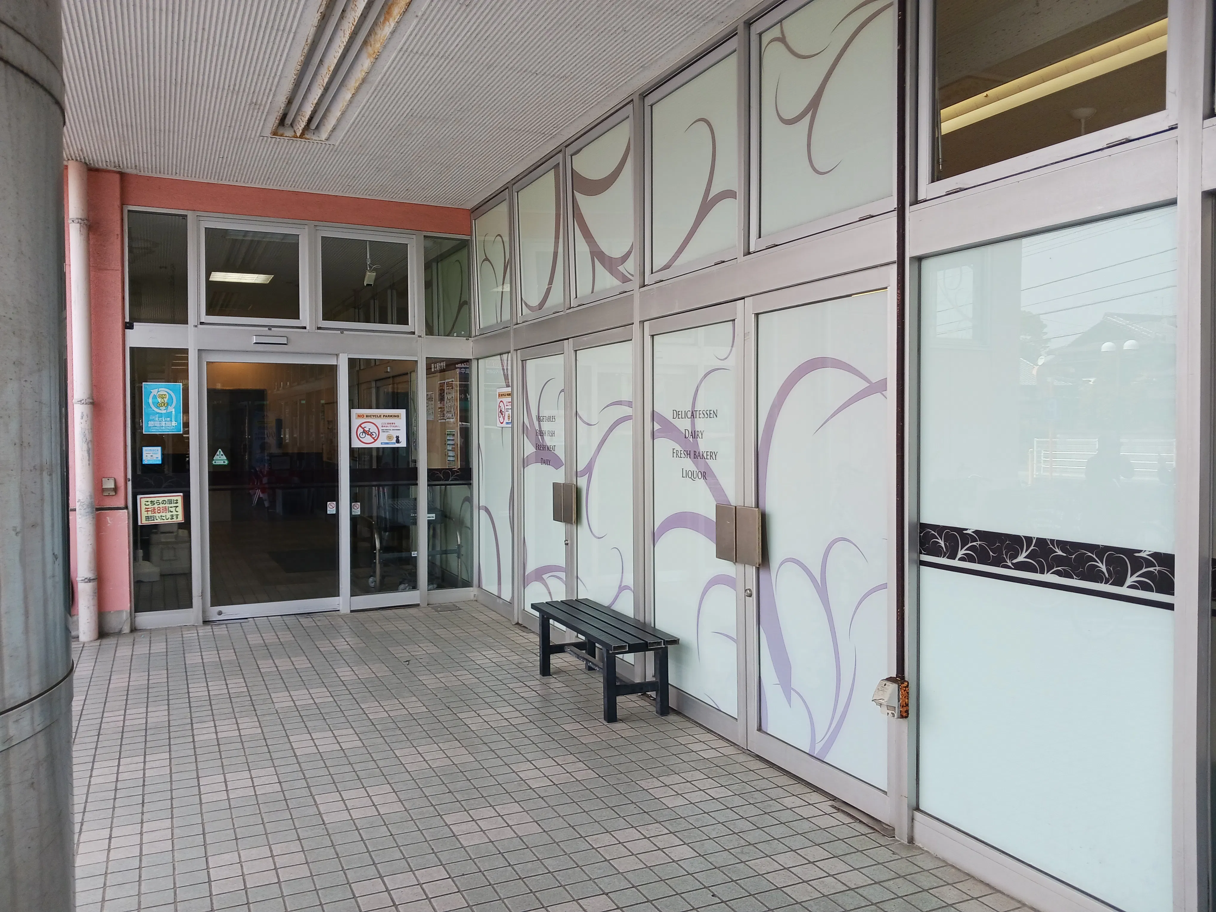 【西鉄ストア周船寺店】店内入口 販促プロモーションや物販に最適なスーパー屋外催事イベントスペース