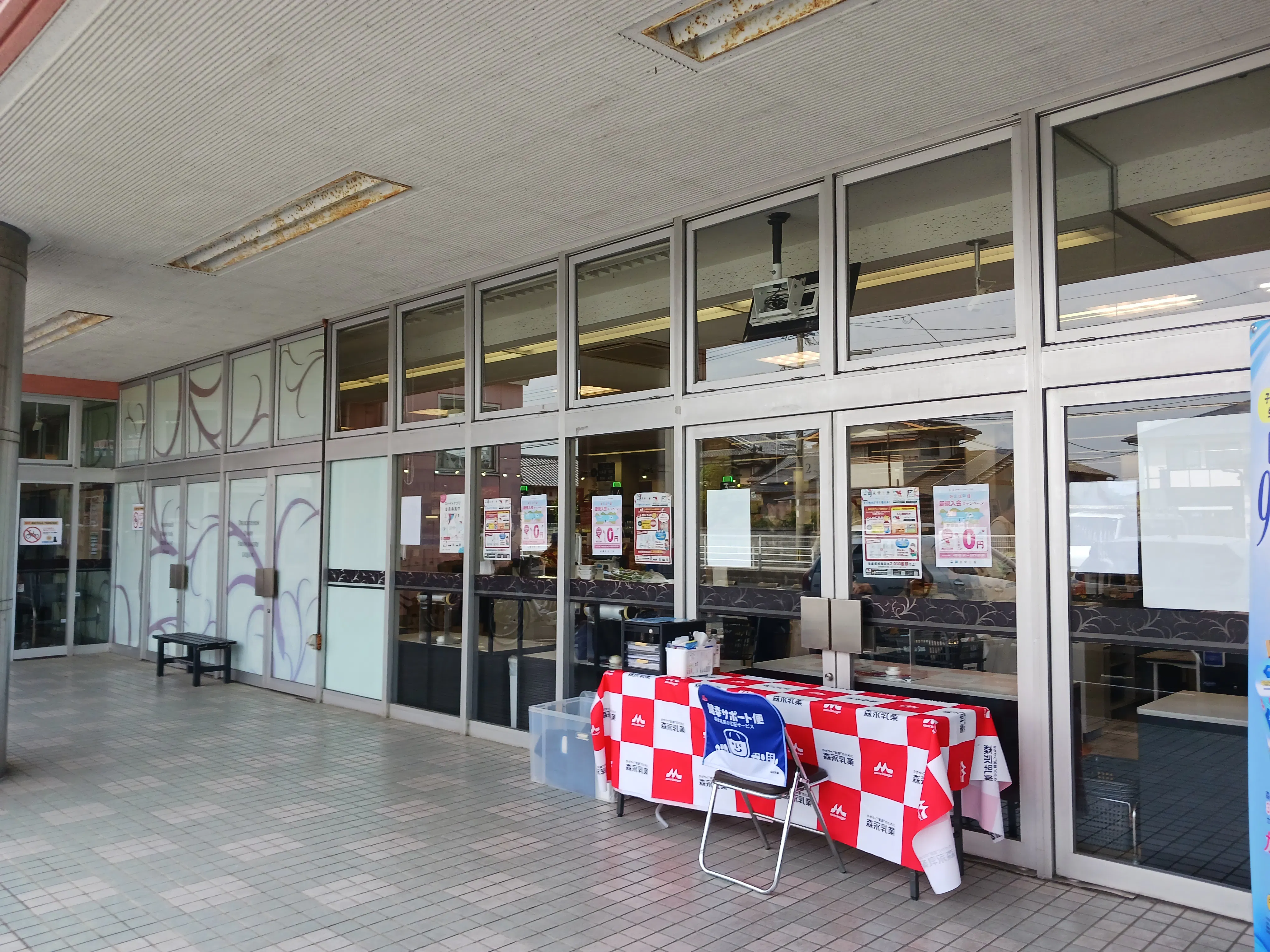 【西鉄ストア周船寺店】店内入口 販促プロモーションや物販に最適なスーパー屋外催事イベントスペース