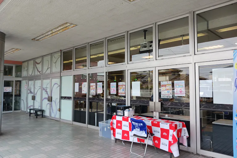 【西鉄ストア周船寺店】店内入口 販促プロモーションや物販に最適なスーパー屋外催事イベントスペースの画像1