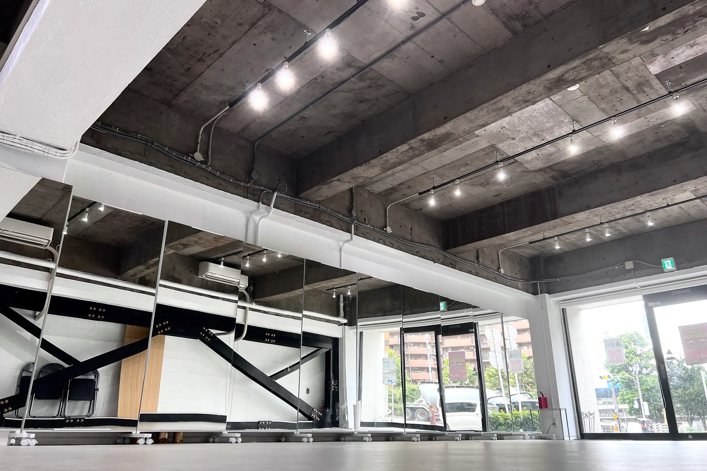 【大森海岸駅6分/ガラス張りで綺麗な開放感のあるスタジオ】食物販や出張販売、撮影やワークショップ・各種レッスンに最適な白を基調とした路面のイベントスペース