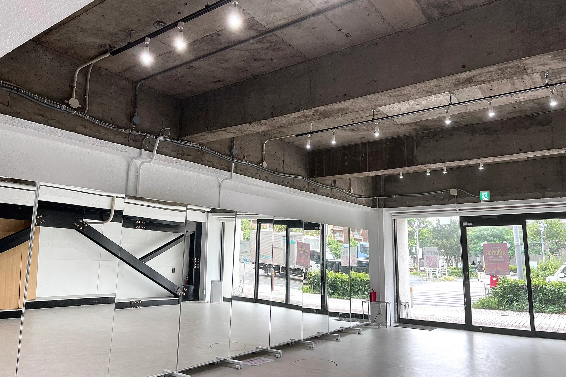 【大森海岸駅6分/ガラス張りで綺麗な開放感のあるスタジオ】食物販や出張販売、撮影やワークショップ・各種レッスンに最適な白を基調とした路面のイベントスペース