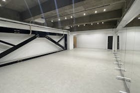 【大森海岸駅6分/ガラス張りで綺麗な開放感のあるスタジオ】食物販や出張販売、撮影やワークショップ・各種レッスンに最適な白を基調とした路面のイベントスペース