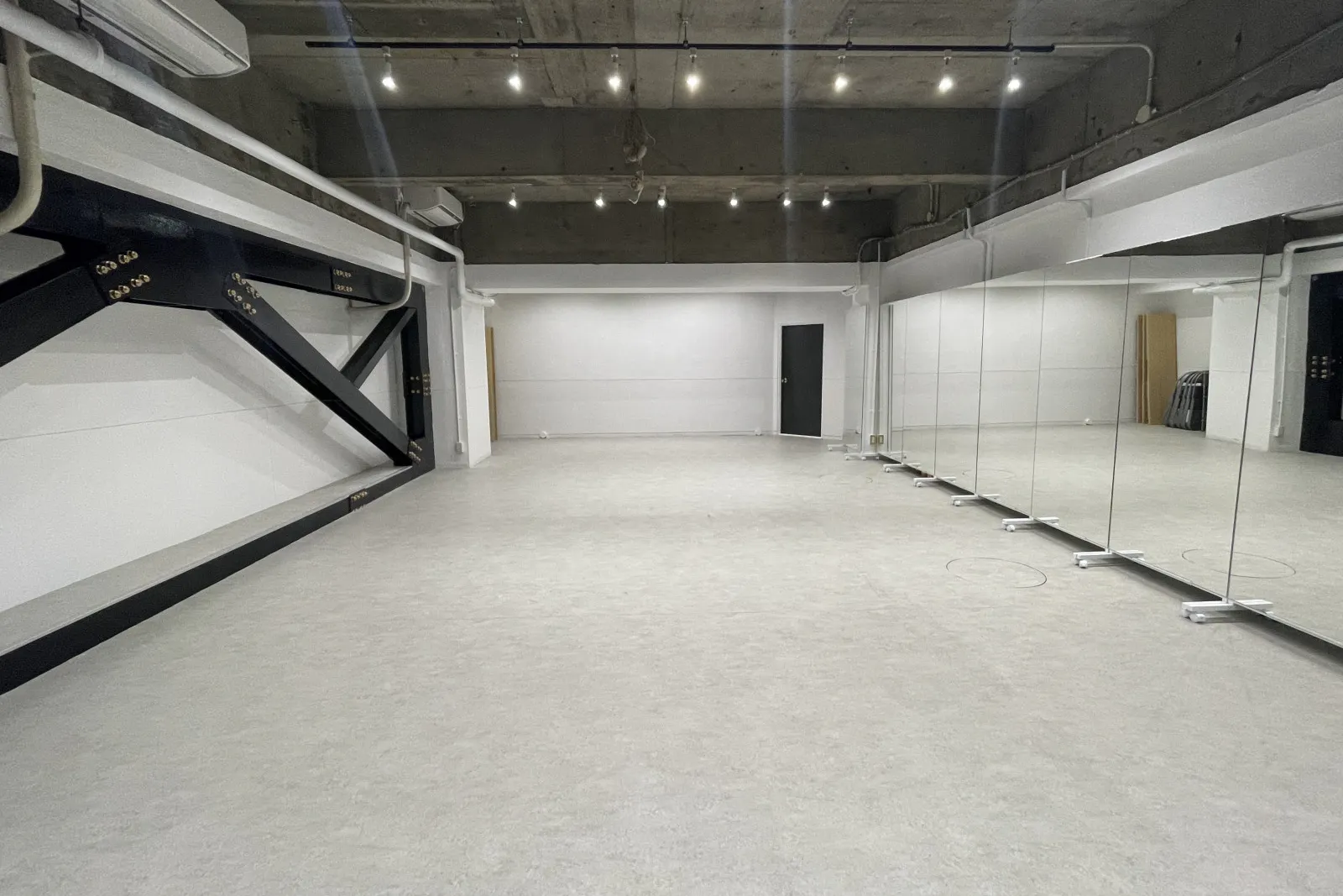 【大森海岸駅6分/ガラス張りで綺麗な開放感のあるスタジオ】食物販や出張販売、撮影やワークショップ・各種レッスンに最適な白を基調とした路面のイベントスペース