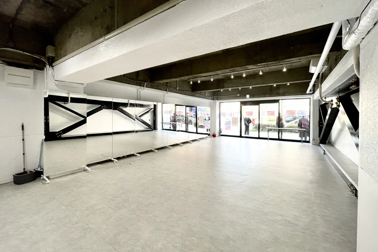 【大森海岸駅6分/ガラス張りで綺麗な開放感のあるスタジオ】食物販や出張販売、撮影やワークショップ・各種レッスンに最適な白を基調とした路面のイベントスペース