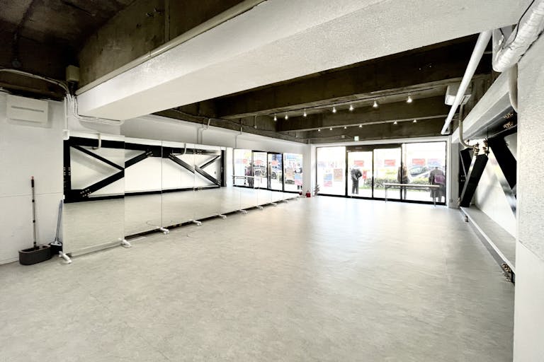【大森海岸駅6分/ガラス張りで綺麗な開放感のあるスタジオ】食物販や出張販売、撮影やワークショップ・各種レッスンに最適な白を基調とした路面のイベントスペースの画像5