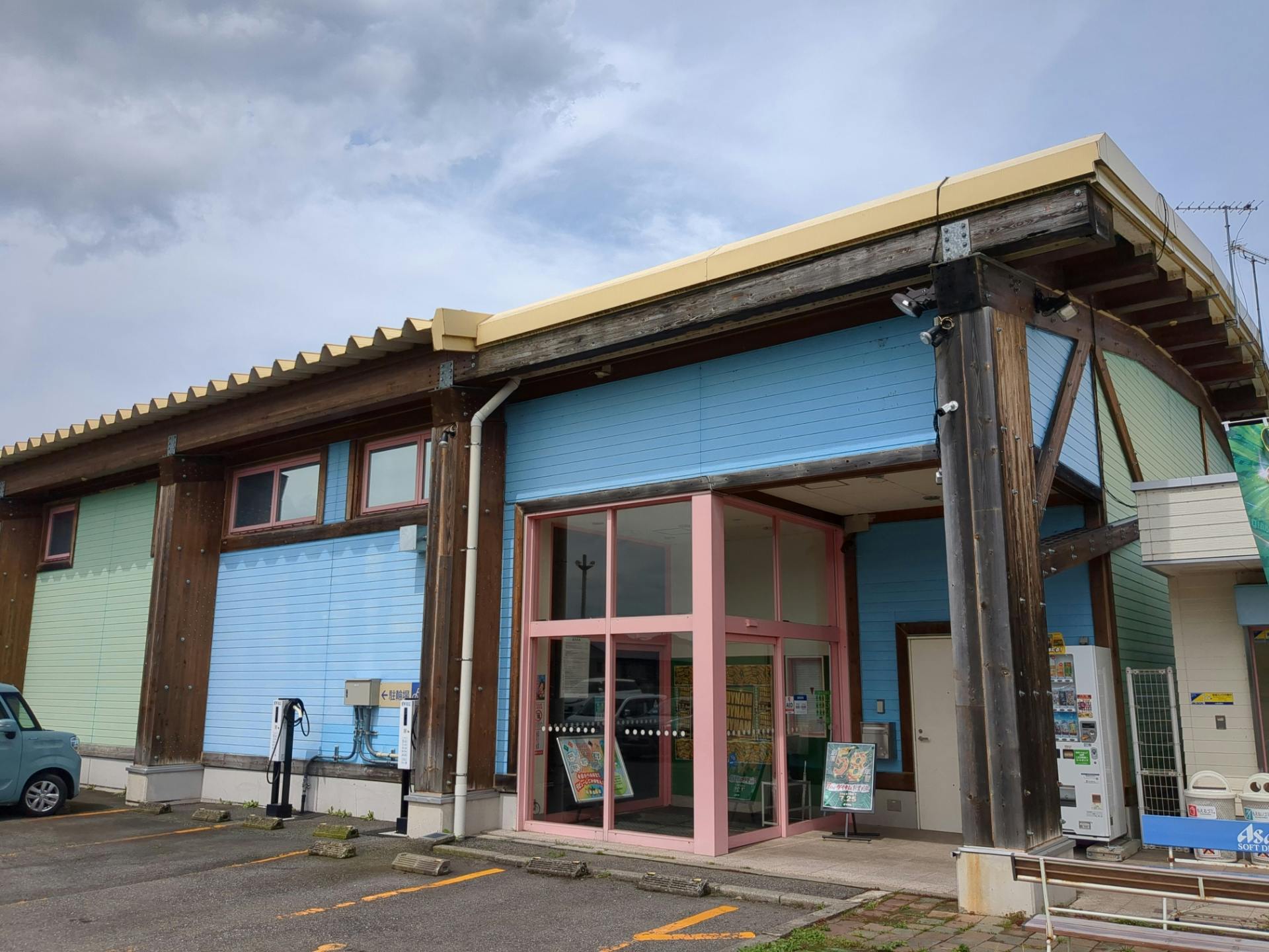 【ダイナム福井大野店ゆったり館】キッチンカーやプロモーションイベントの開催に最適なアミューズメント施設のイベントスペース(カウンター側)