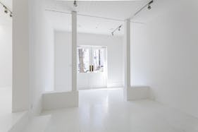 【外苑前駅8分】外苑西通りに面した白い一軒家(1階)のレンタルスペース