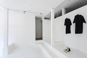 【外苑前駅8分】外苑西通りに面した白い一軒家(1階)のレンタルスペース