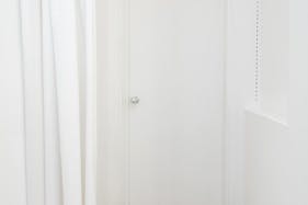 【外苑前駅8分】外苑西通りに面した白い一軒家(1階)のレンタルスペース