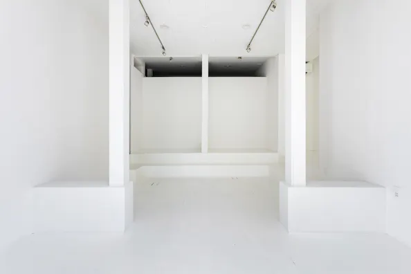 【外苑前駅8分】外苑西通りに面した白い一軒家(1階)のレンタルスペース