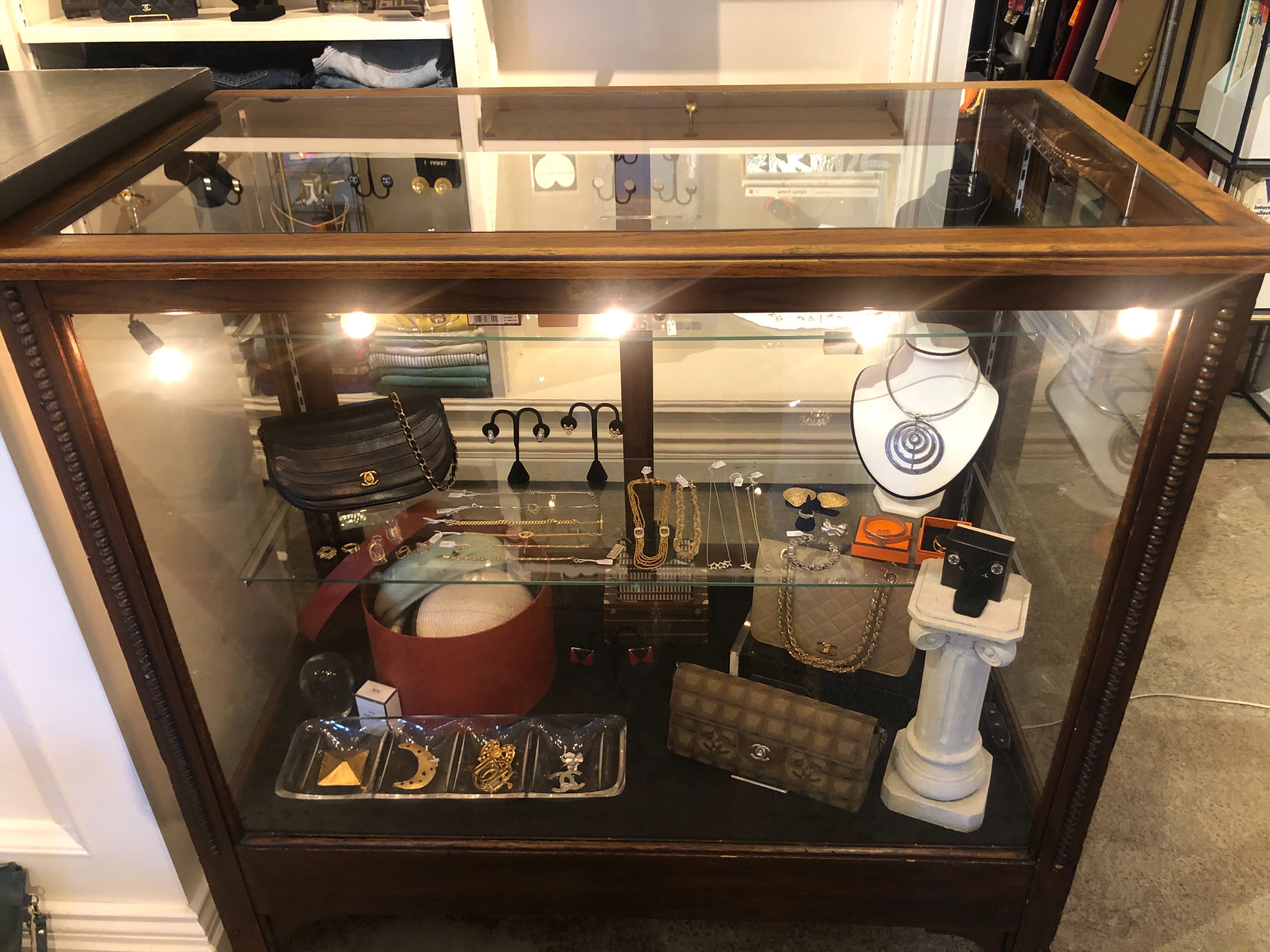 ガラスショーケース(H1070mm×W1100mm×D610mm)：20,000円／日